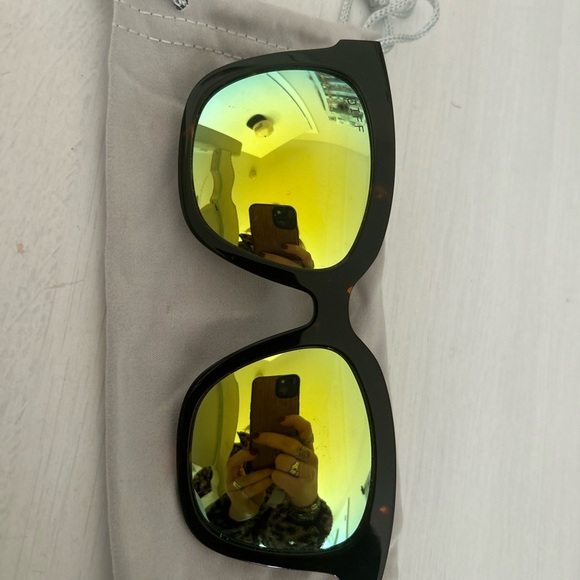 DIFF Bella Sunglasses with yellow Reflective Lenses - Picture 3 of 4